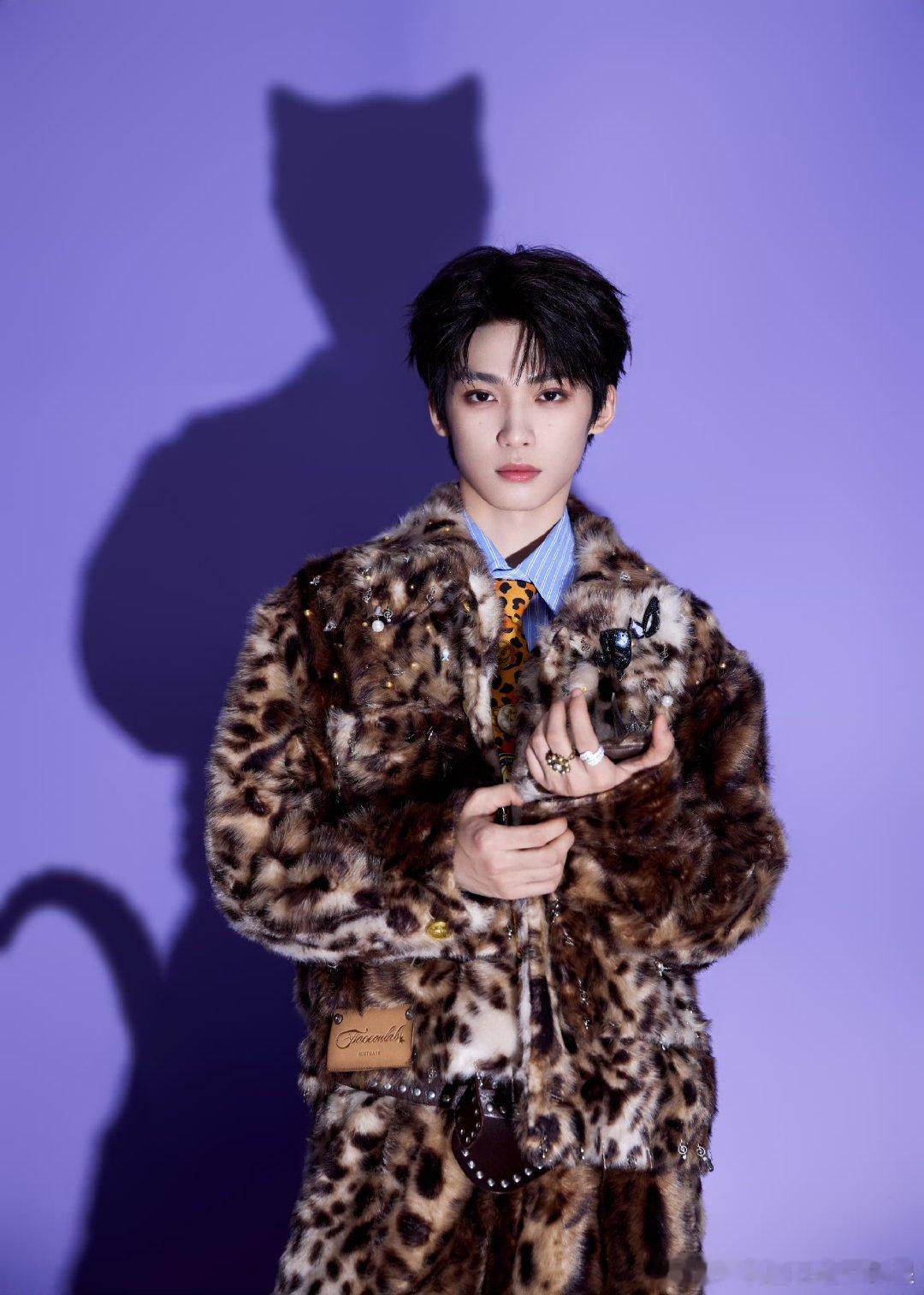 闯入一片由梓渝歌声构筑的「音乐森林」身着FACEONLAB 2025秋冬系列的豹