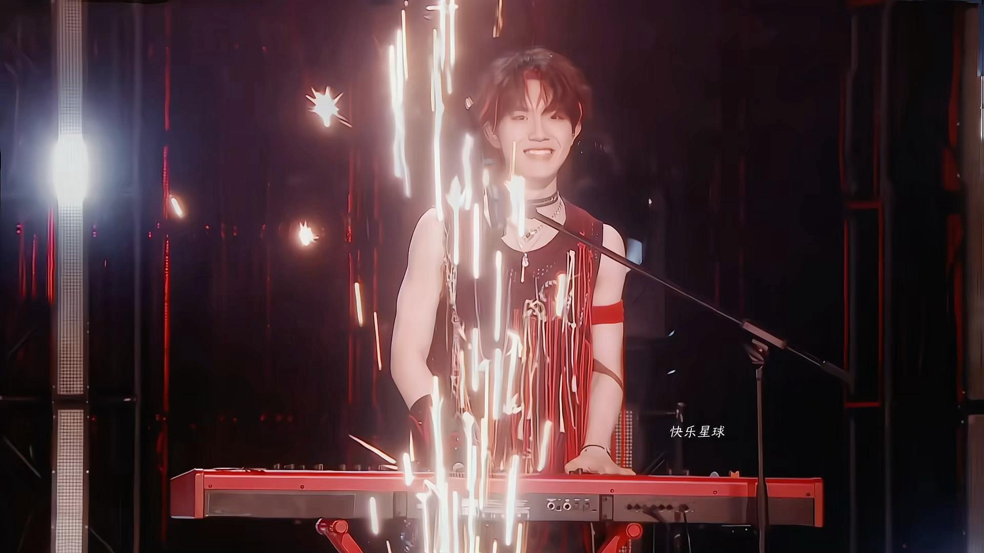 喷烟花的时候皱鼻笑🎇🎹❤️‍🩹 没想到尚雯婕cha了登陆少年新歌 ​​​