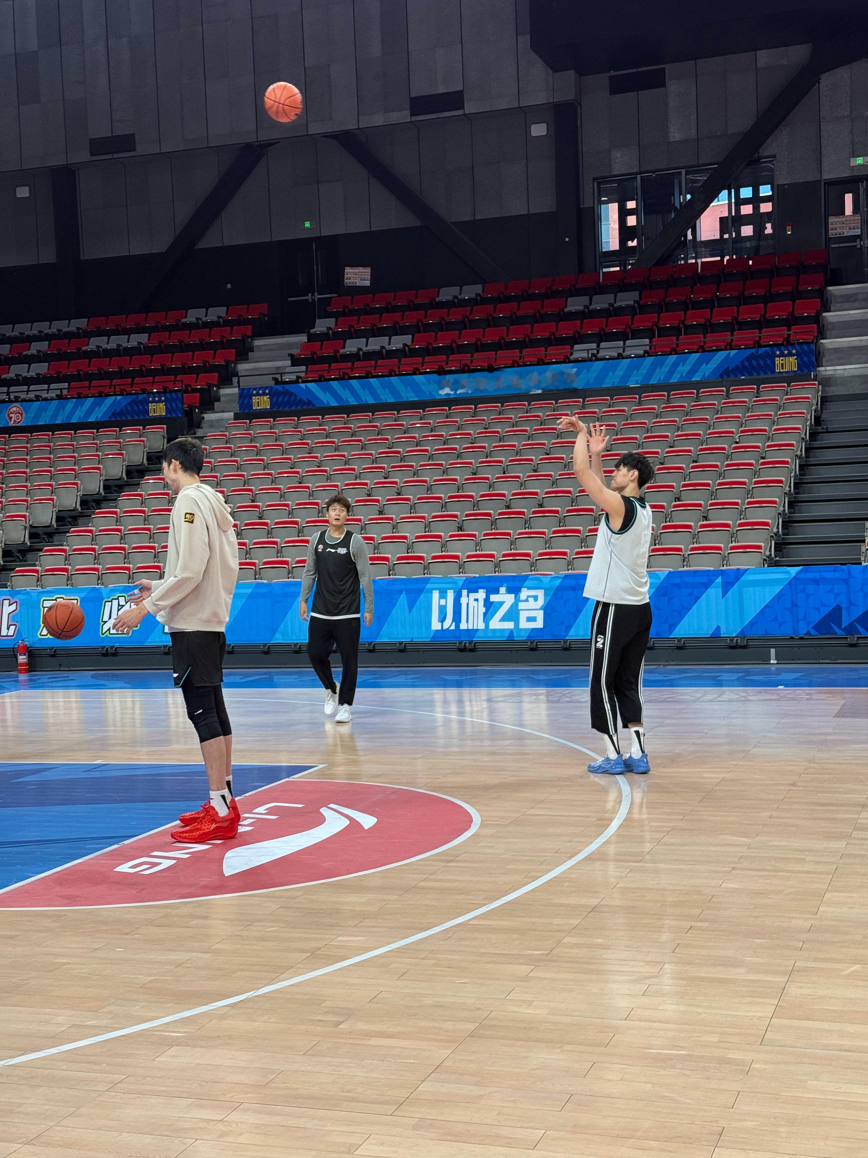 看看谁在北京男篮vs广东男篮 北京·首钢冰球馆