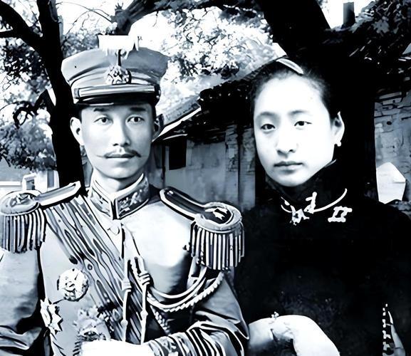 1904年，22岁的蔡锷迎娶29岁的刘长姑，新娘誓死不嫁。蔡锷下不了台时，一名女