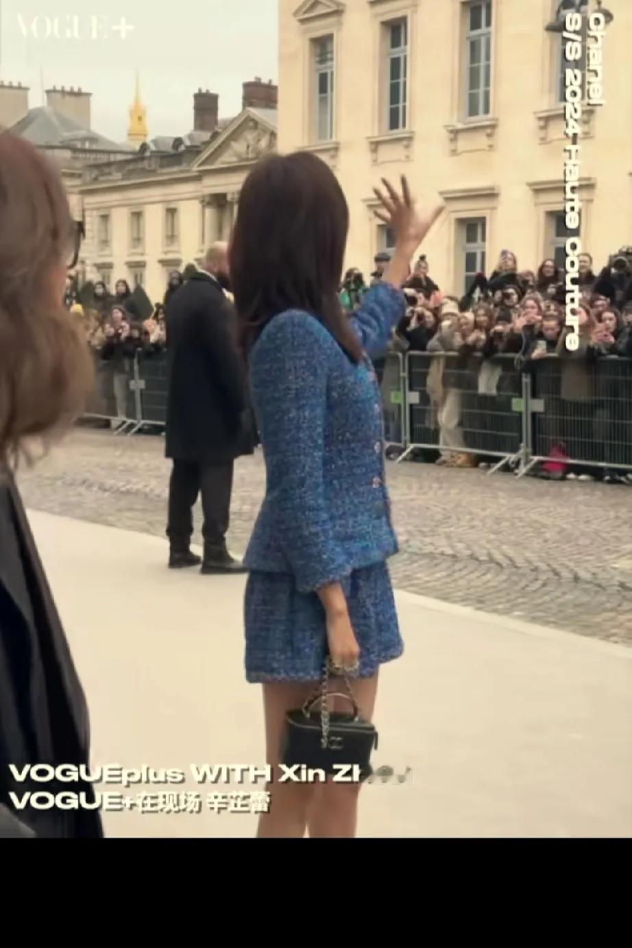 这身香奈儿装扮太适合辛芷蕾了
把她衬托得优雅迷人温柔霸气
终于get到大家为什么