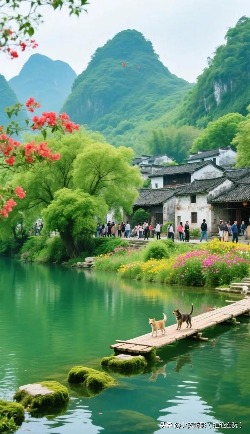 仿唐诗·江畔春居

青山叠翠入云间，
碧水悠悠绕古村。
柳色含烟迷客路，
花光映