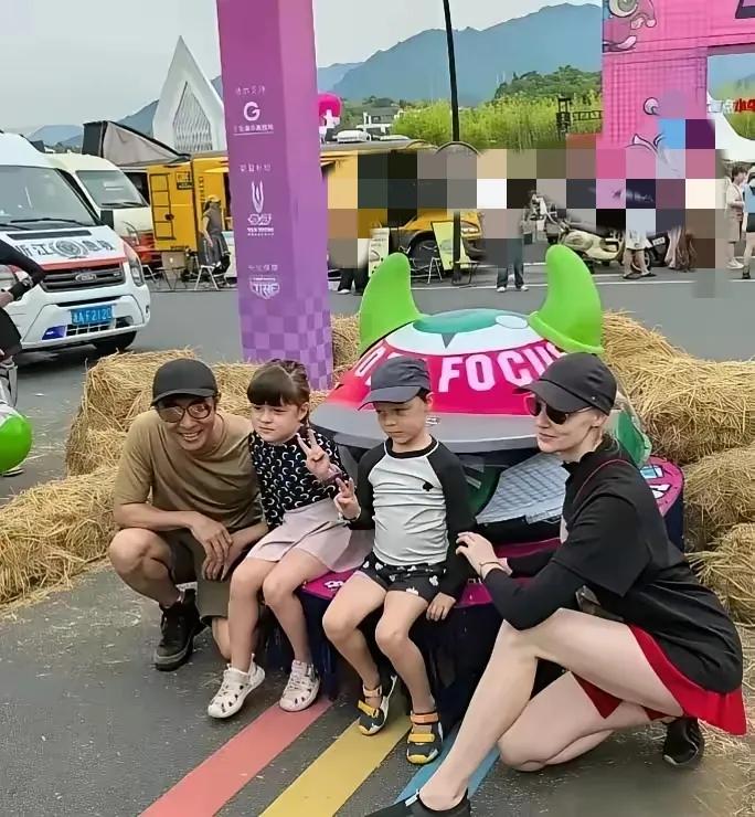 哈哈，没办法啊！谁的基因强就像谁！
