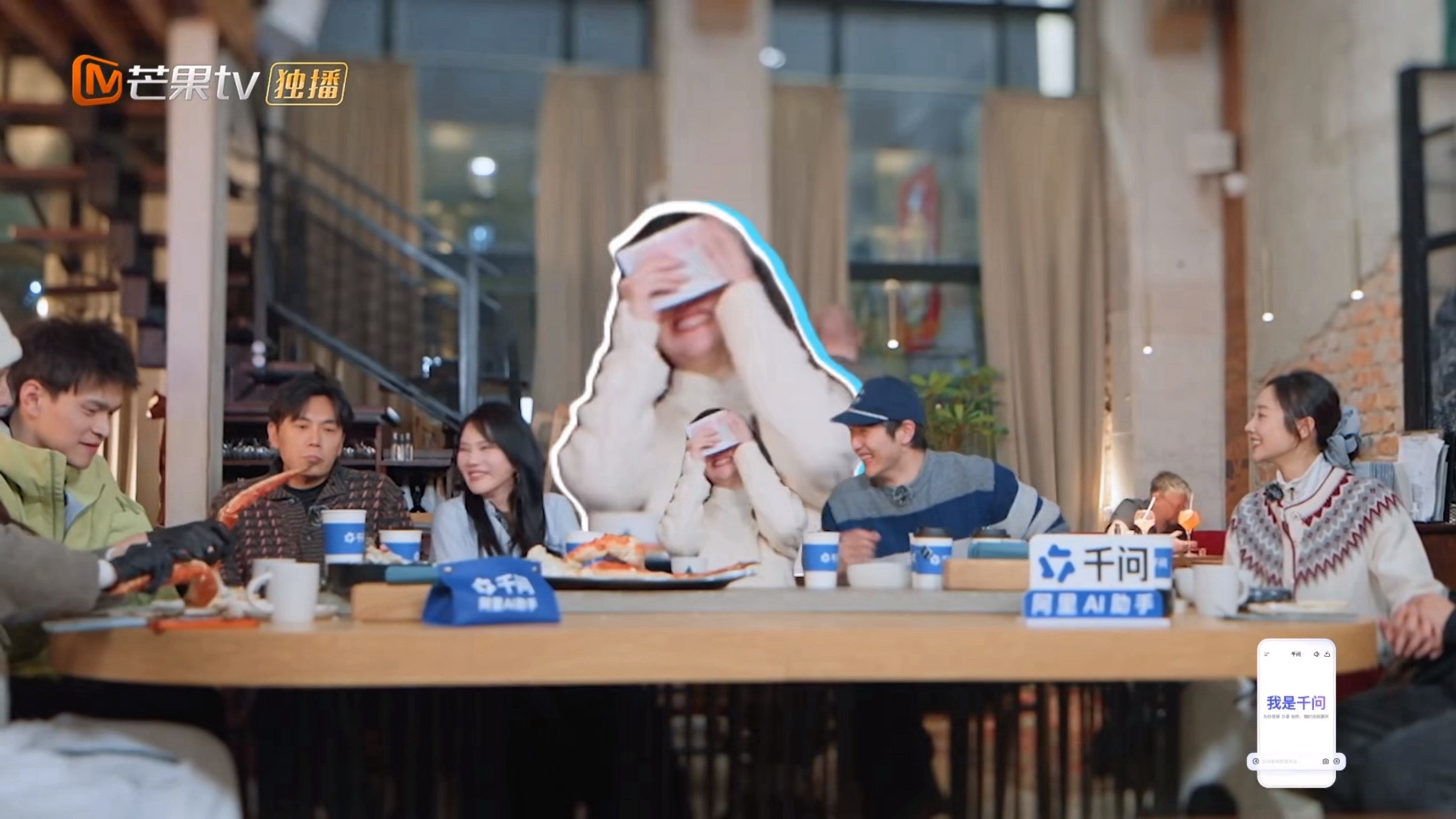 金莎爱听的情话是你这个笨女人旁人告白堆砌温柔情话，金莎偏偏偏爱口是心非的反差告白