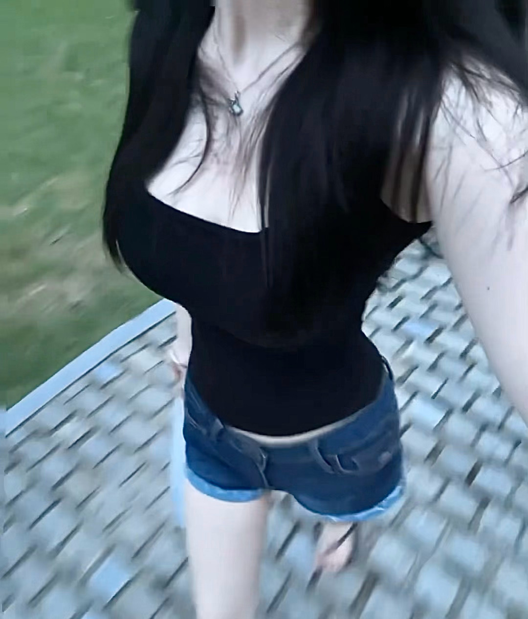 黑色修身吊带搭配牛仔短裤｜随性户外抓拍，简约又显瘦🖤 ​​​[蕾伊]  ​​​