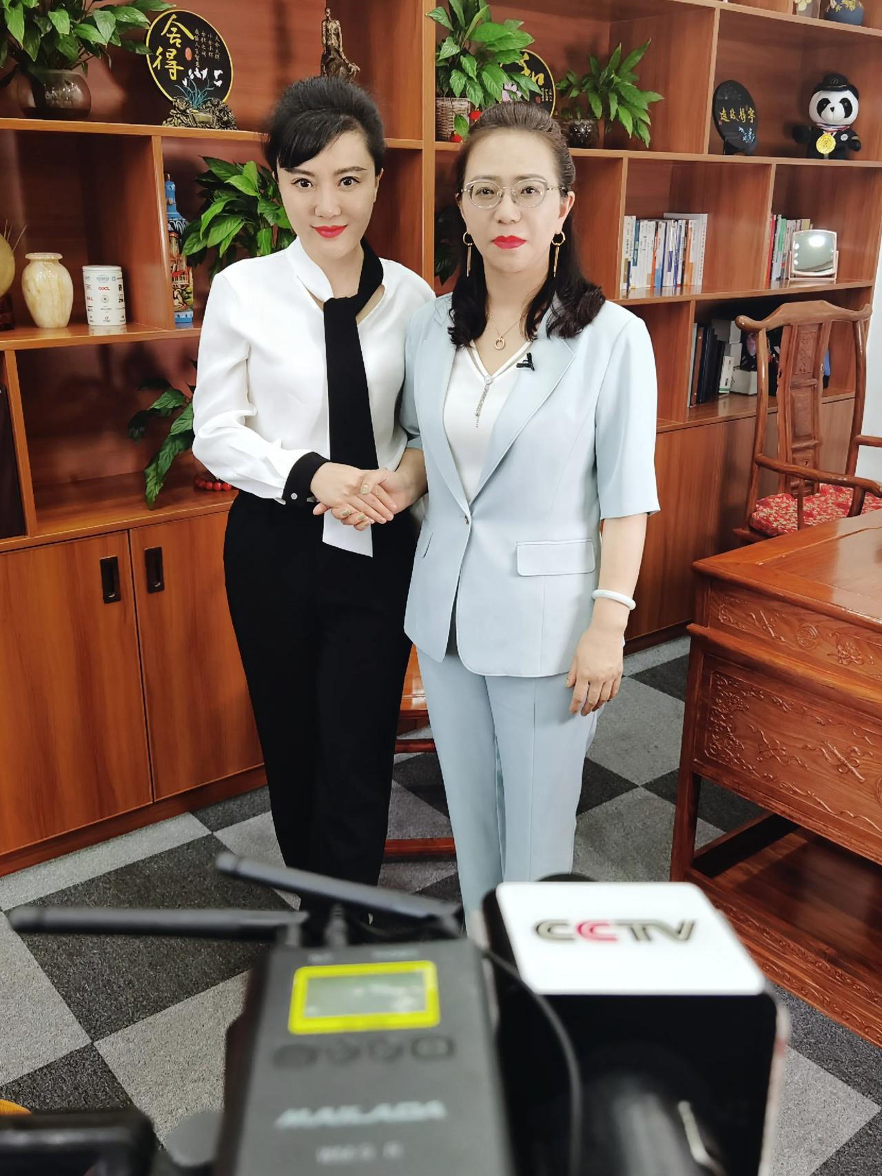 深圳采访结束，冒雨飞回北京。
​此刻耳边响起了：“不愿让你看见我的伤处，是曾经无