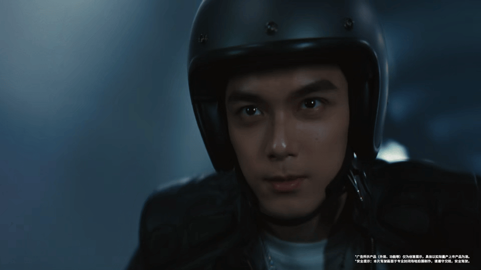 小牛电动全球品牌代言人 诠释勇敢新态度。吴磊说勇敢就要小牛一点 骑行少年生来果敢