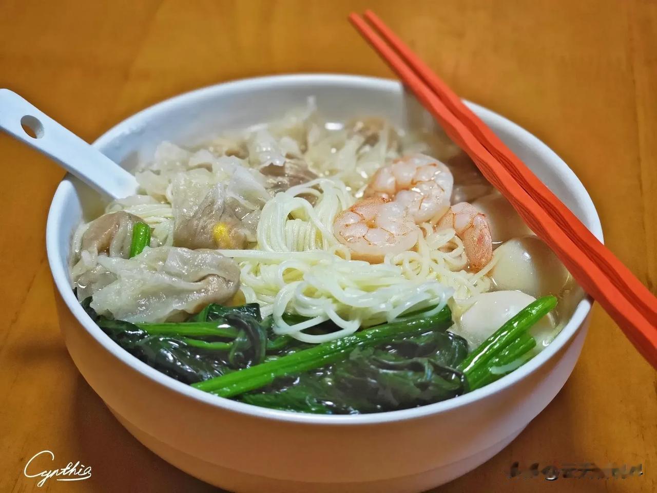 我家厨房我做煮｜ 海陆太平竹升面：【海】新鲜虾仁；【陆】鹌鹑蛋+肉燕+菠菜 → 