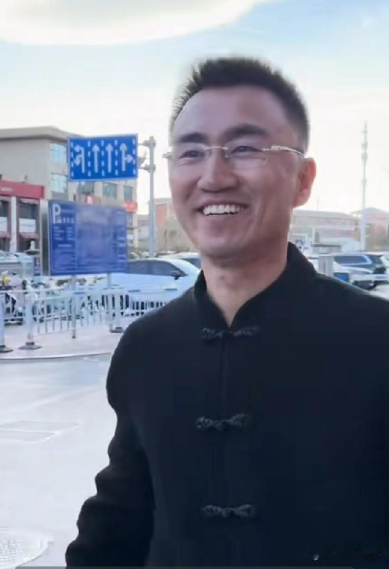 穆萨今天的穿搭真像个老大爷，评论区一群人还在捧杀穆萨，真心想不通，为啥不能说实话