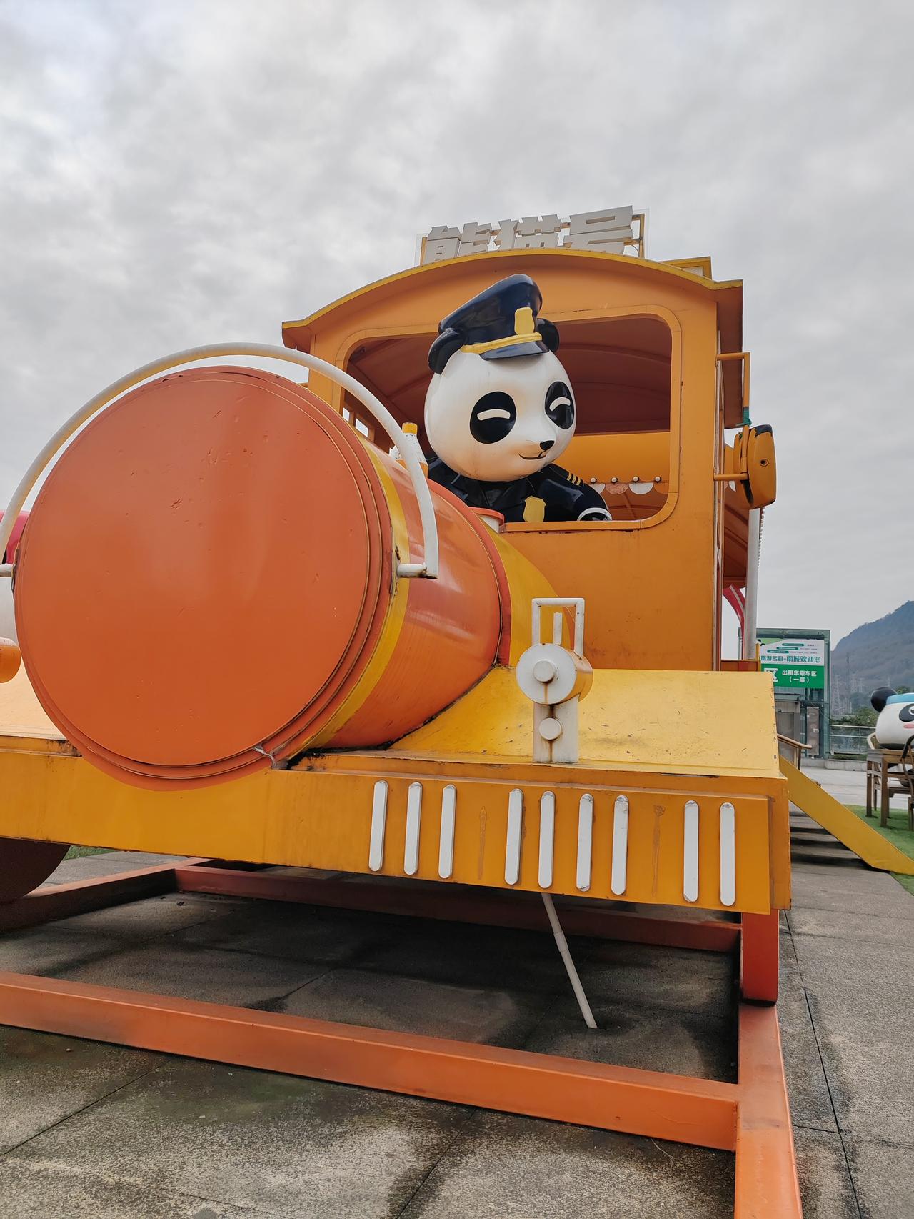 雅安火车站真是太畅快了！宽敞的站前广场，列车往来频繁，却少见拥挤喧嚷。不必在人群