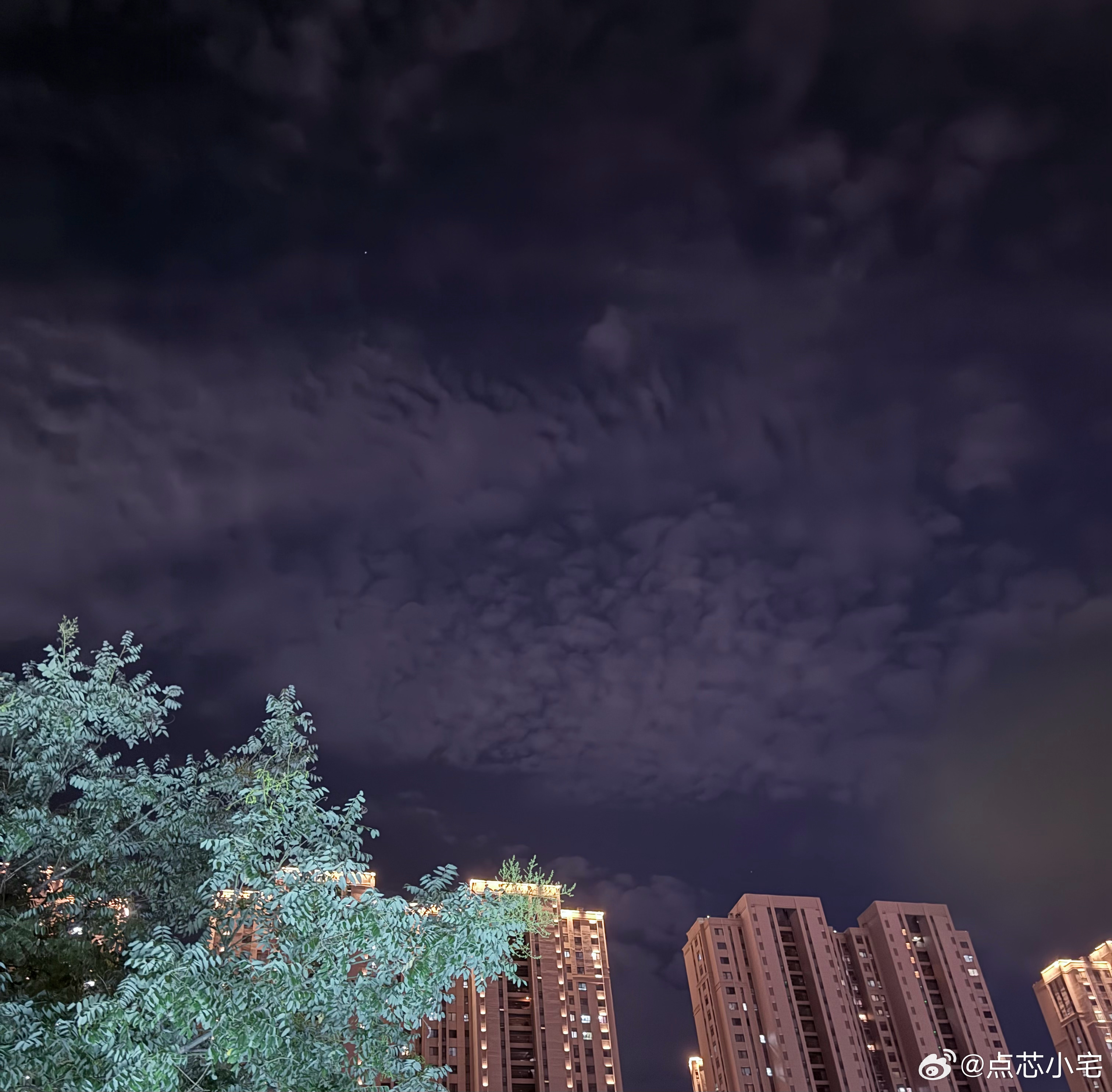 血月 大家怎么都拍到了？只有我这里连颗星星都没有。另外难道 月全食 的意思就是没