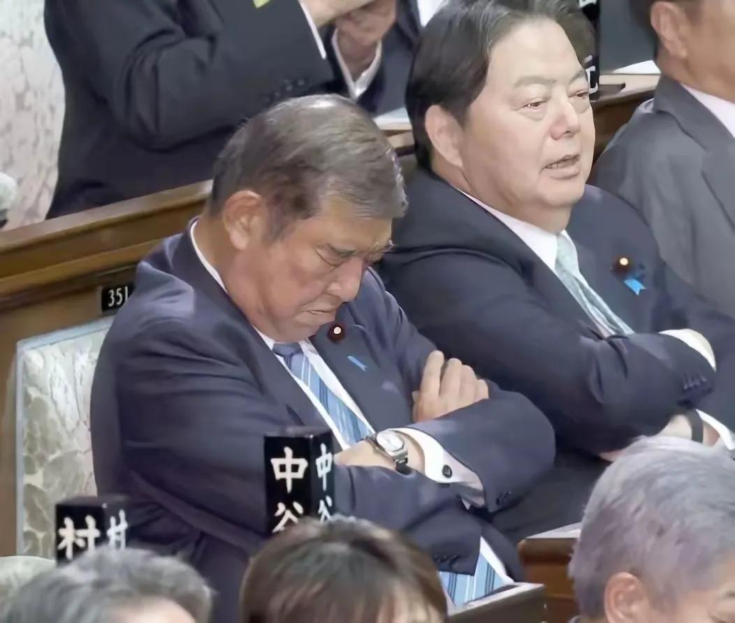 石破茂的辞职，尴尬了整个日本政坛。
本以为他能凭借独特的政治理念，在自民党内掀起