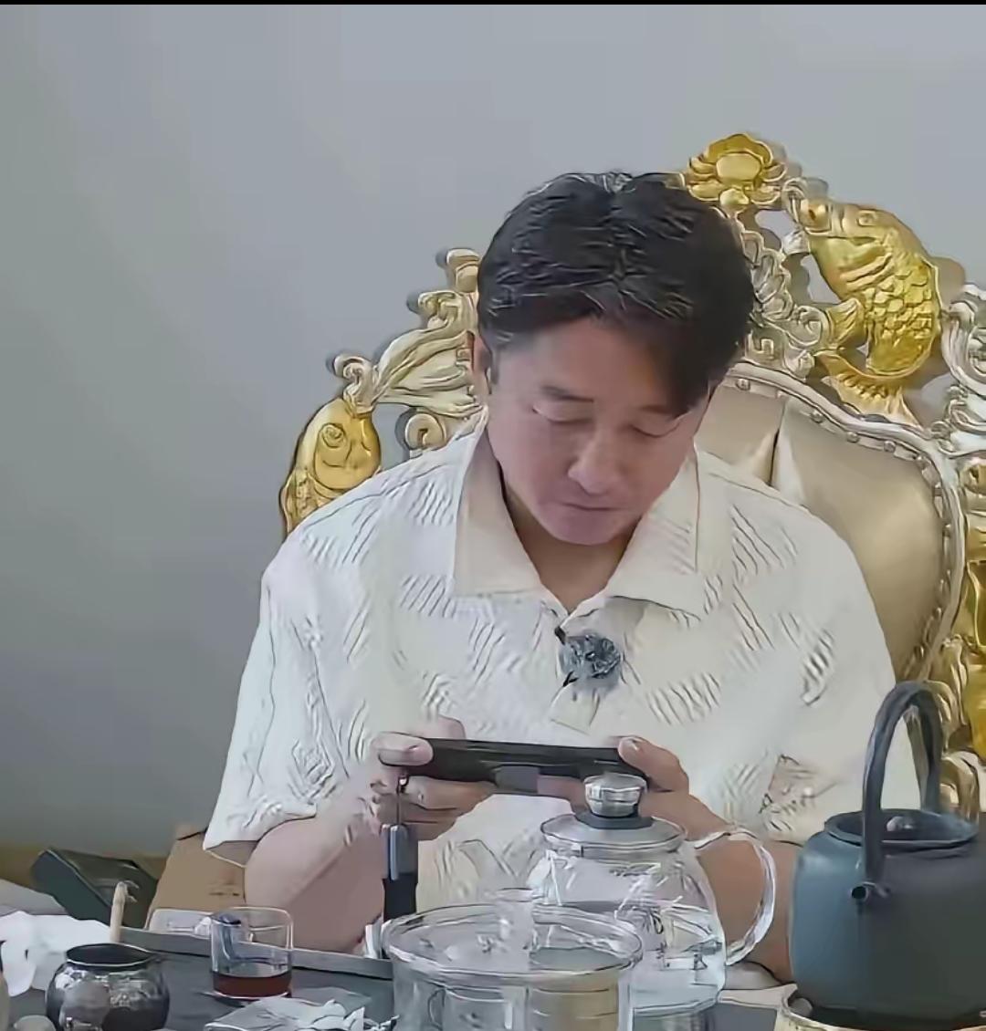 几亿身家的拳王邹市明退役后只想窝在家打打游戏，钱存银行每年光利息也有400多万。