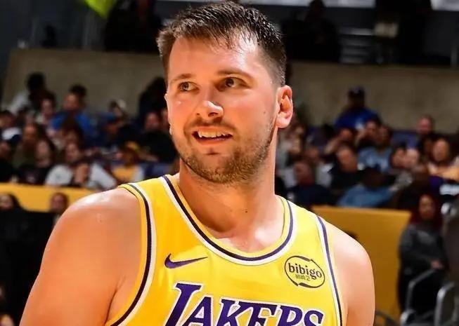 本赛季“得分王”排名：
1、东契奇——32.5分
2、亚历山大——31.8
3、