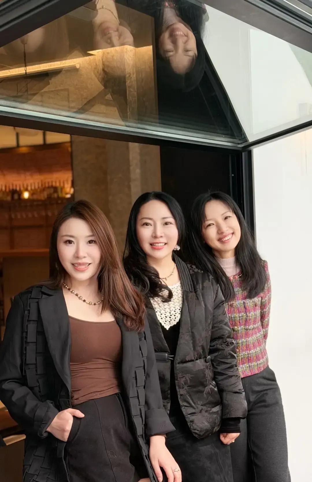 单身美女群里突然冒出三位姐妹宣布离婚，群里瞬间炸锅。

她们说老公工资低得可怜，