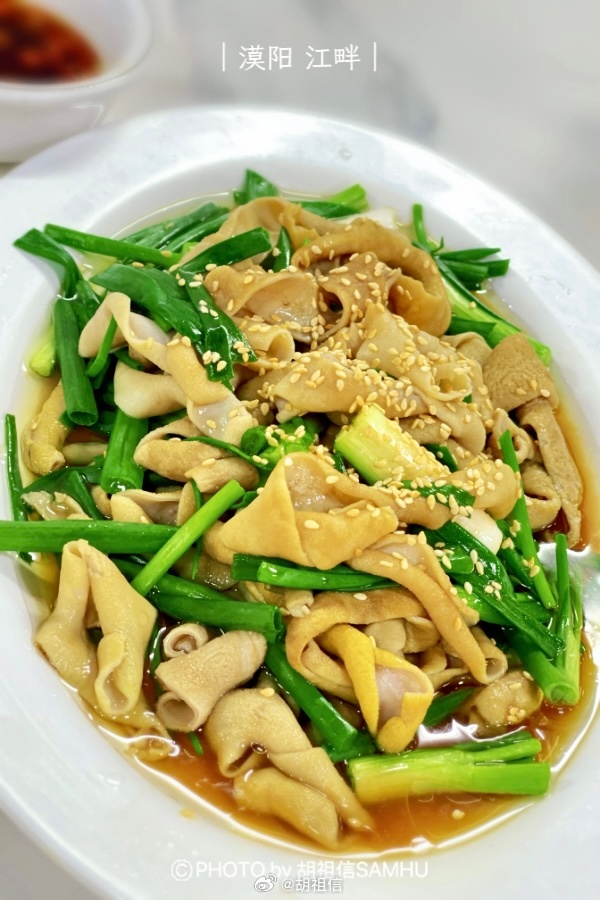 阳江 金鸡岭下的阳江美食。白切鸡，白灼鹅肠，牛拼，猪肚脷，卤水掌翼，鸡油捞粉，好
