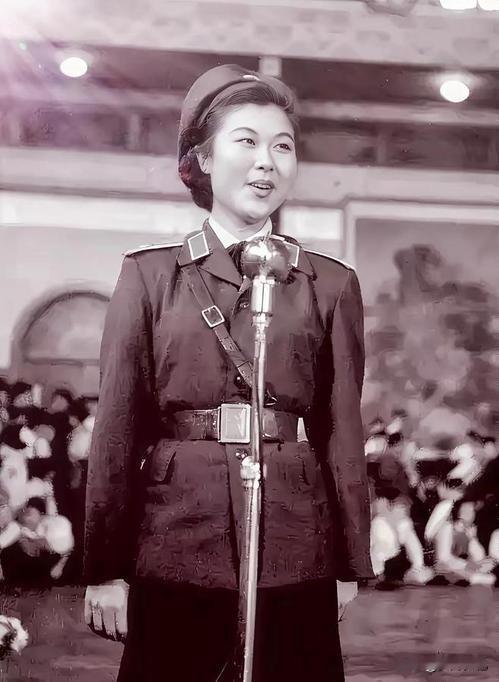 1959年，总政文工团迎来了一位特别的报幕员——周如雁。她，北大校长、物理学巨擘