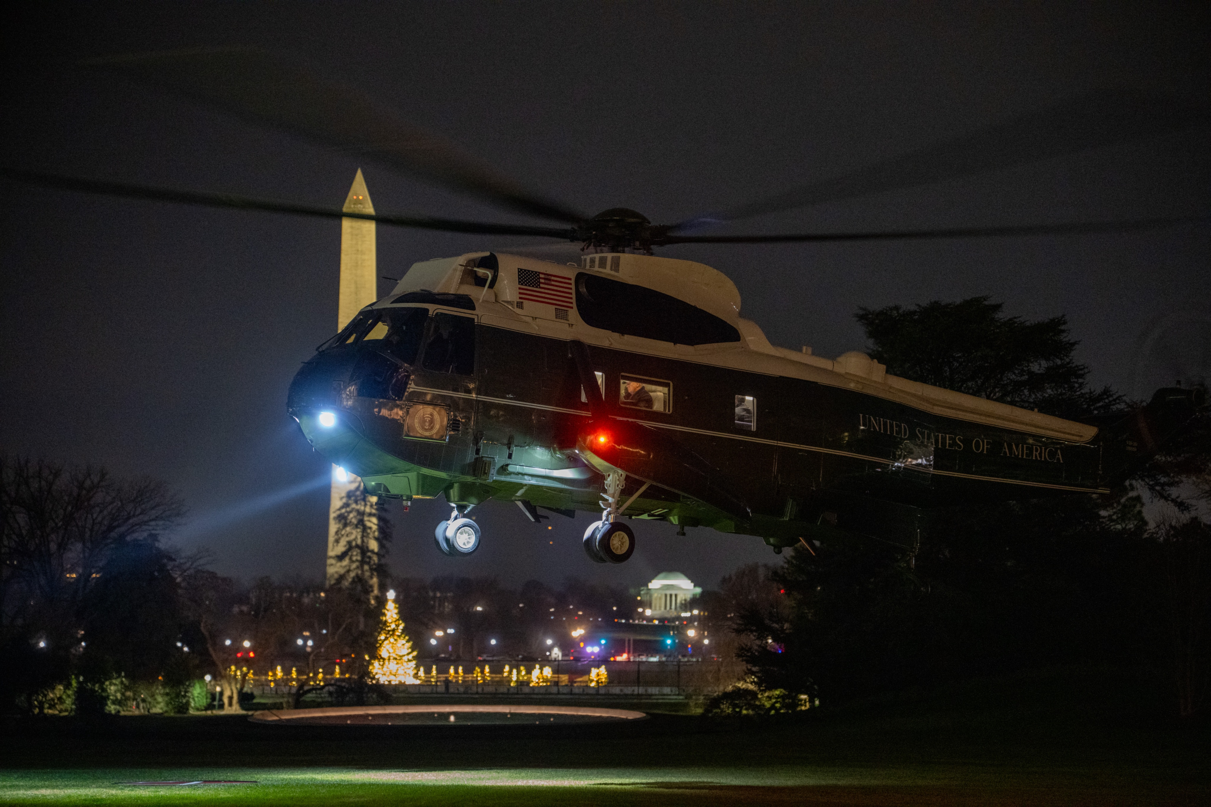 陆战队一号搭载特朗普从陆军学院VS海军学院比赛现场返回白宫 