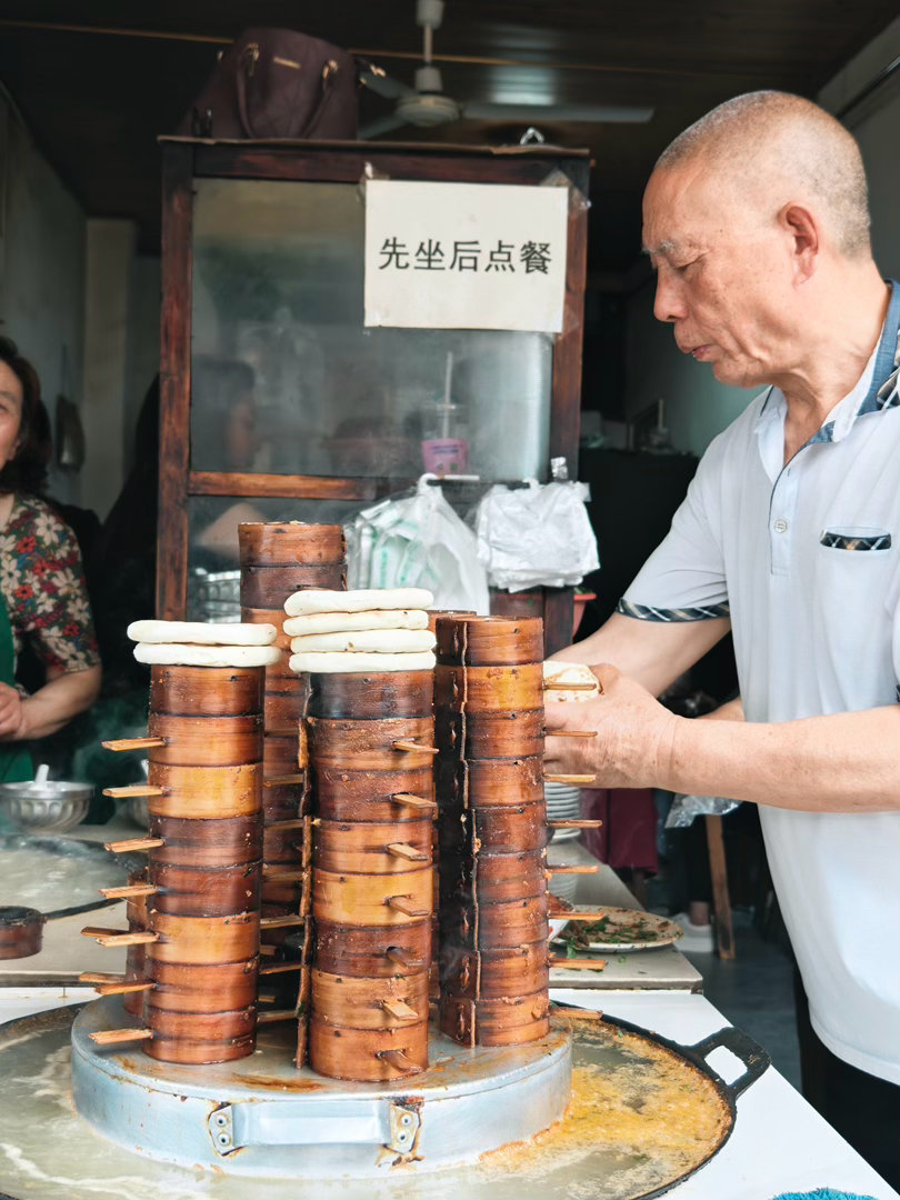 乐山牛华镇吃一圈，牛华八婆串串很一般，雷四嫂蛋烘糕还可以，丝娃娃最好吃。 