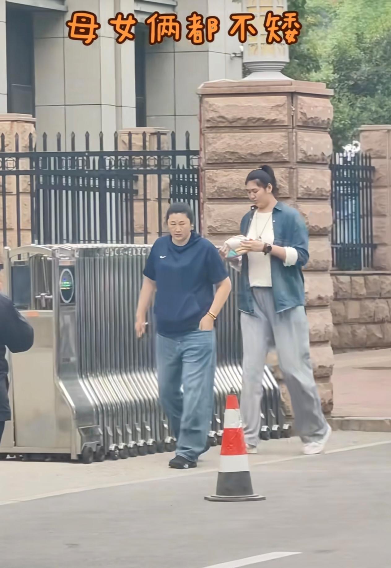 张子宇和她妈妈同框，这身高气场直接把我看呆了！
        她遗传于她爸妈的