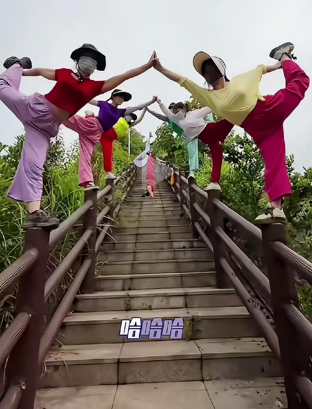 大妈摆拍，就为了朋友圈点赞，恨不得好好嘚瑟一番。这些大妈总爱出洋相，早就不是争着