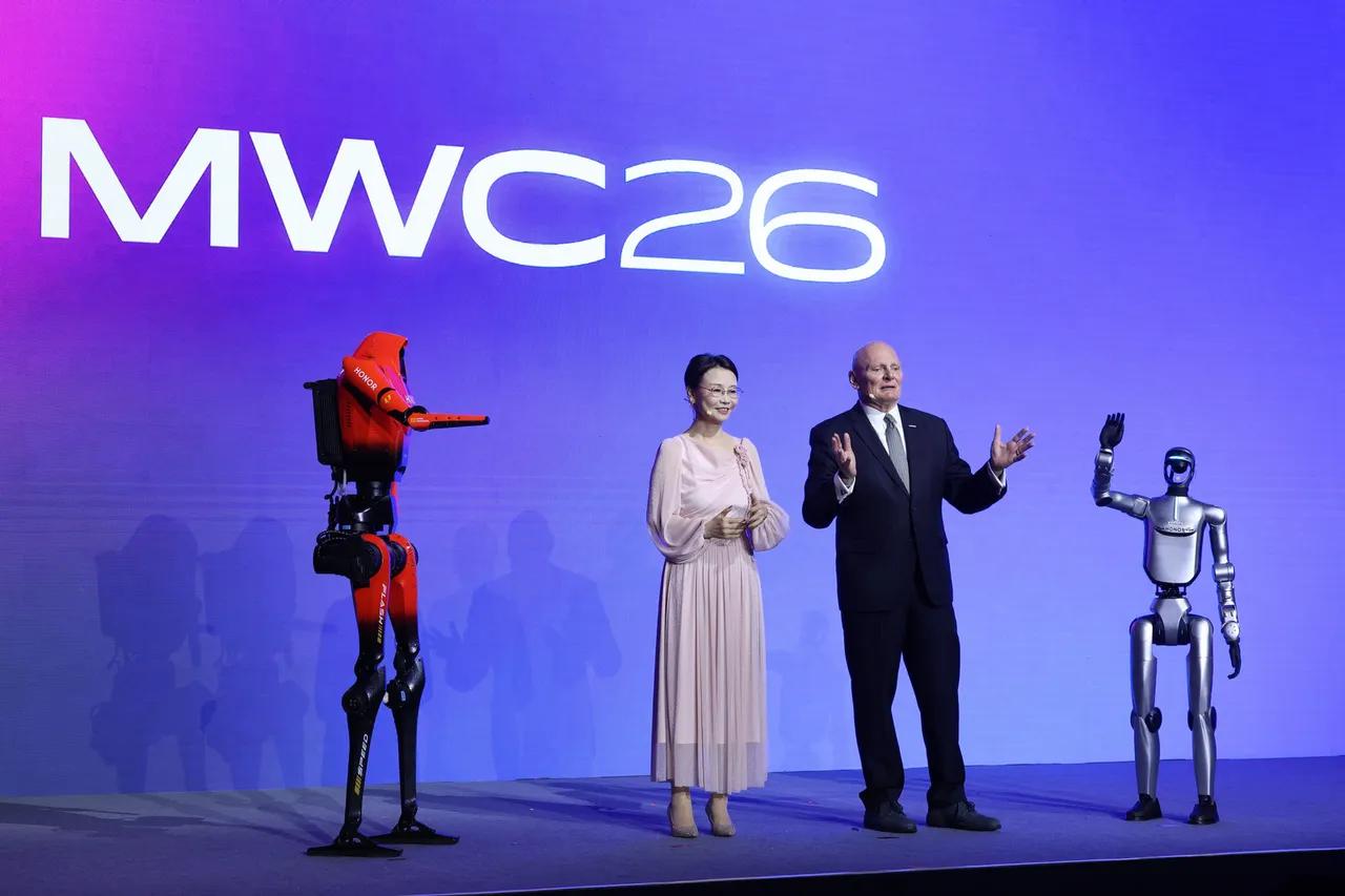 荣耀产品线总裁方飞在MWC26上海代表荣耀做了主旨演讲。方总表示，通过践行荣耀A