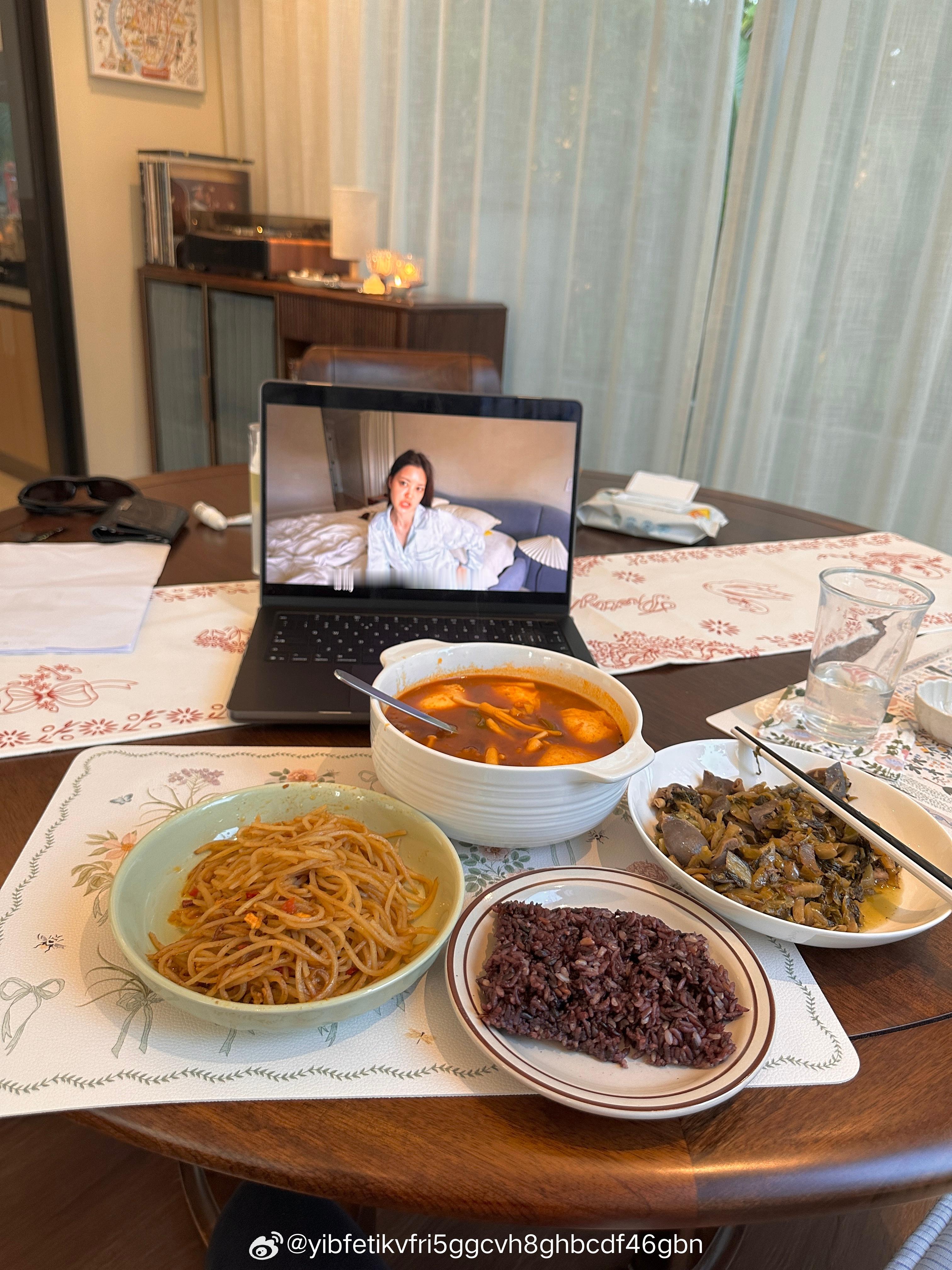 饭中饭中！又做了泡菜豆腐汤，把昨天吃剩下的咸蛋黄土豆丝改成了酸辣咸蛋黄土豆丝，还