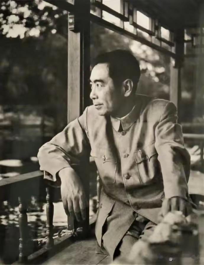 1951年7月5日，难得一见，我们敬爱周恩来总理在北京颐和园赏景镜头，周总理从事