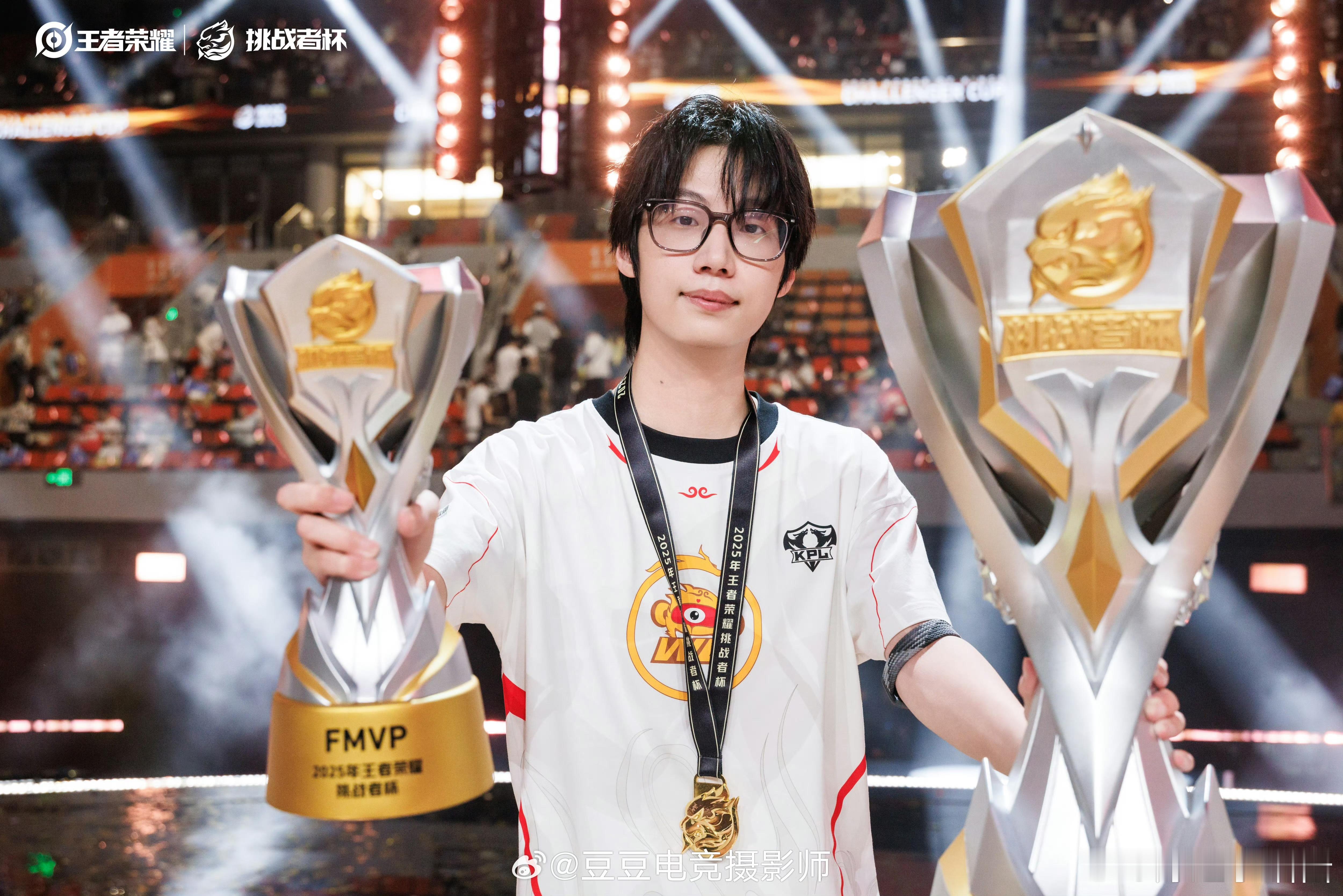 暖阳我就看这个挑杯奖杯🏆