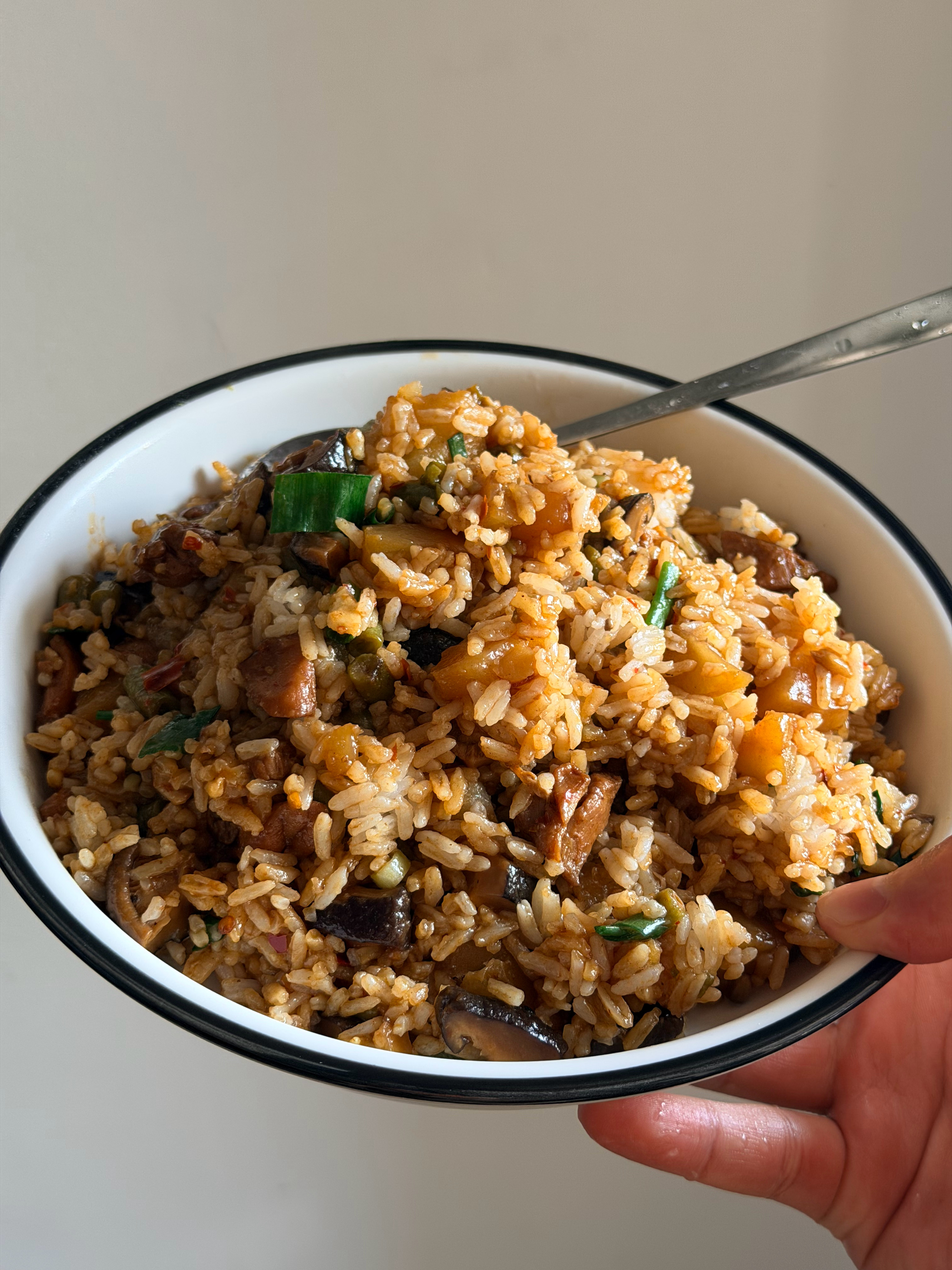 总是刷到焖饭视频今天中午做一个香菇鸡肉焖饭香惨了