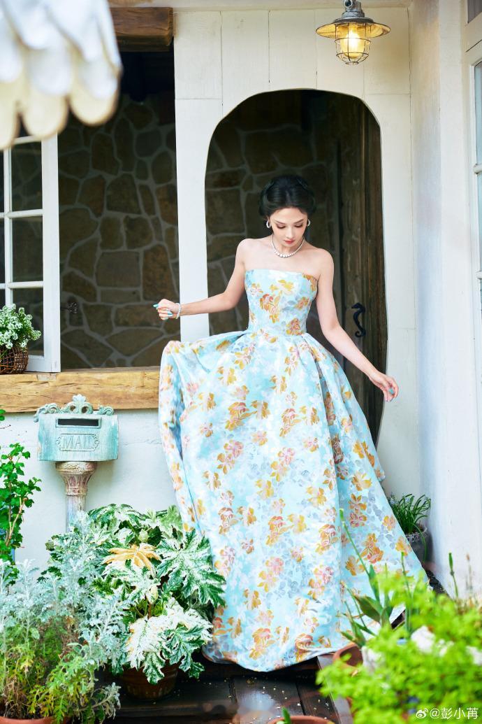 彭小苒公主登场彭小苒北京电影节红毯公主登场，繁花抹胸裙搭配复古盘发，钻石珠宝加持