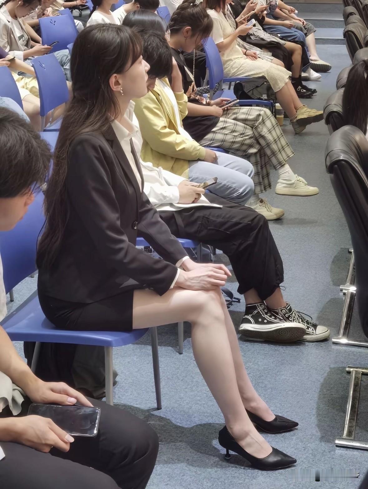 怎样穿搭让自己更优雅在人群中闪闪发光。