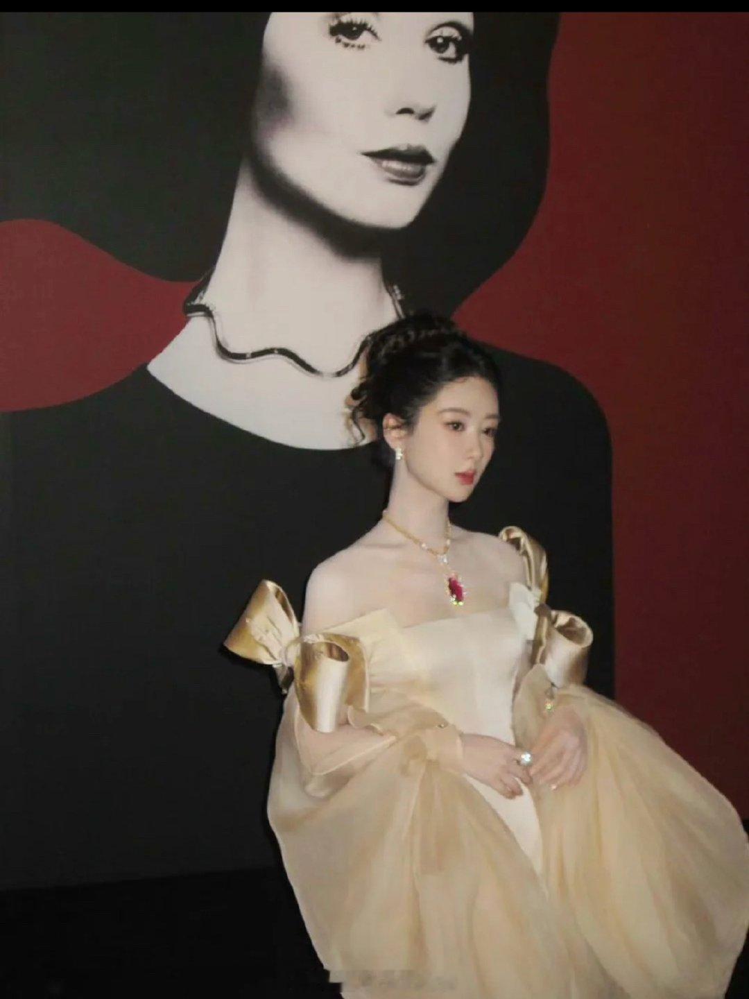 杨紫巴黎时装秀看秀造型太美了，ins更新的几张图完全是高贵的公主👸🏻终于看到