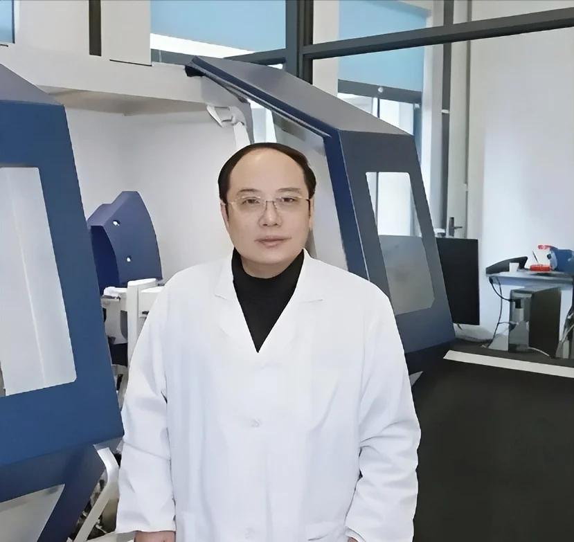 这太离谱了。
他叫郭伟，江苏科技大学首席科学家。简历非常耀眼，国家A类创新人才，