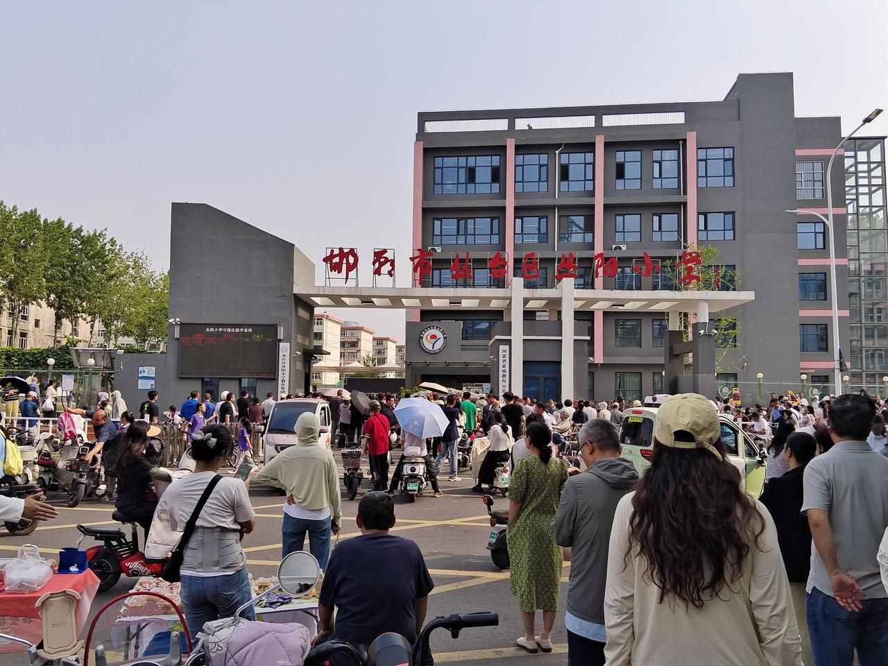 接送孩子上下学是每个家庭最上愁的事。
·邯郸市小学生每天下午3:50时下学。这个