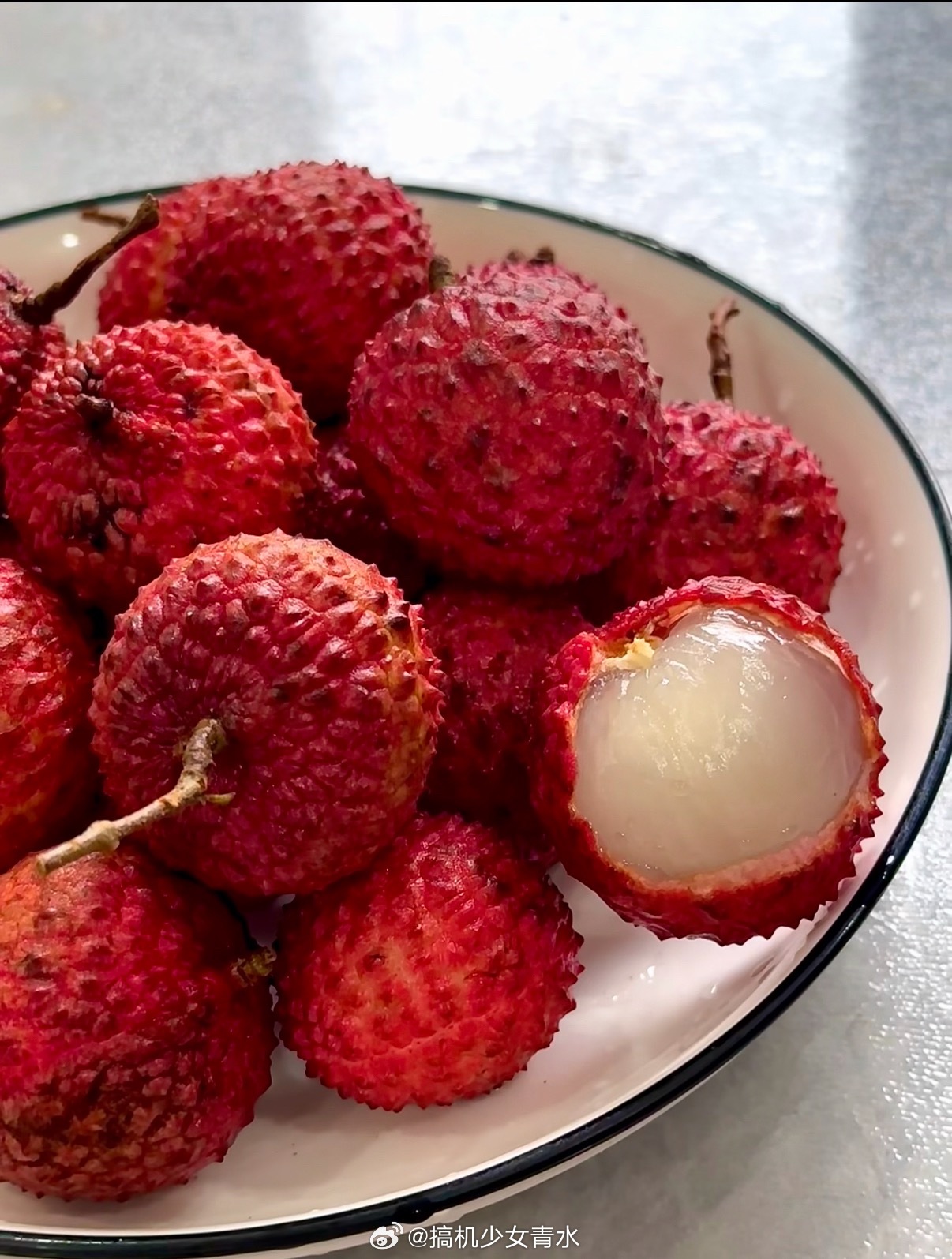 爱吃荔枝的人今年天塌了荔枝是这样的 一年丰一年希去年荔枝很便宜的时候我就在想，今