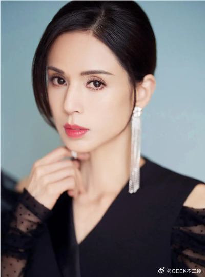 李若彤发布致歉声明带货翻车频发警示艺人，流量背后是沉甸甸的责任。严谨选品、诚信为