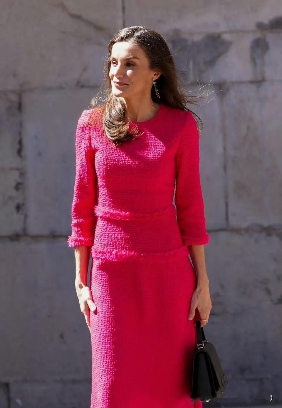 国王夫妇访问哈恩，庆祝该城市建城1200周年！王后的红裙子就是喜庆，去年11月来