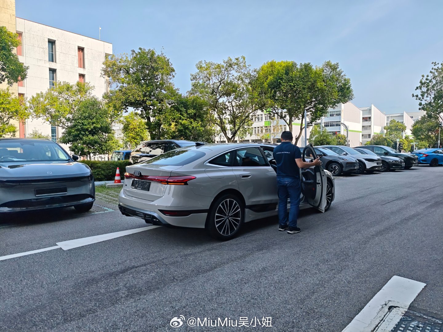 诶~这个海外版A6又挺有科技感噢~~~看看那个带鱼中控屏~（跟我模拟器很像噢）大