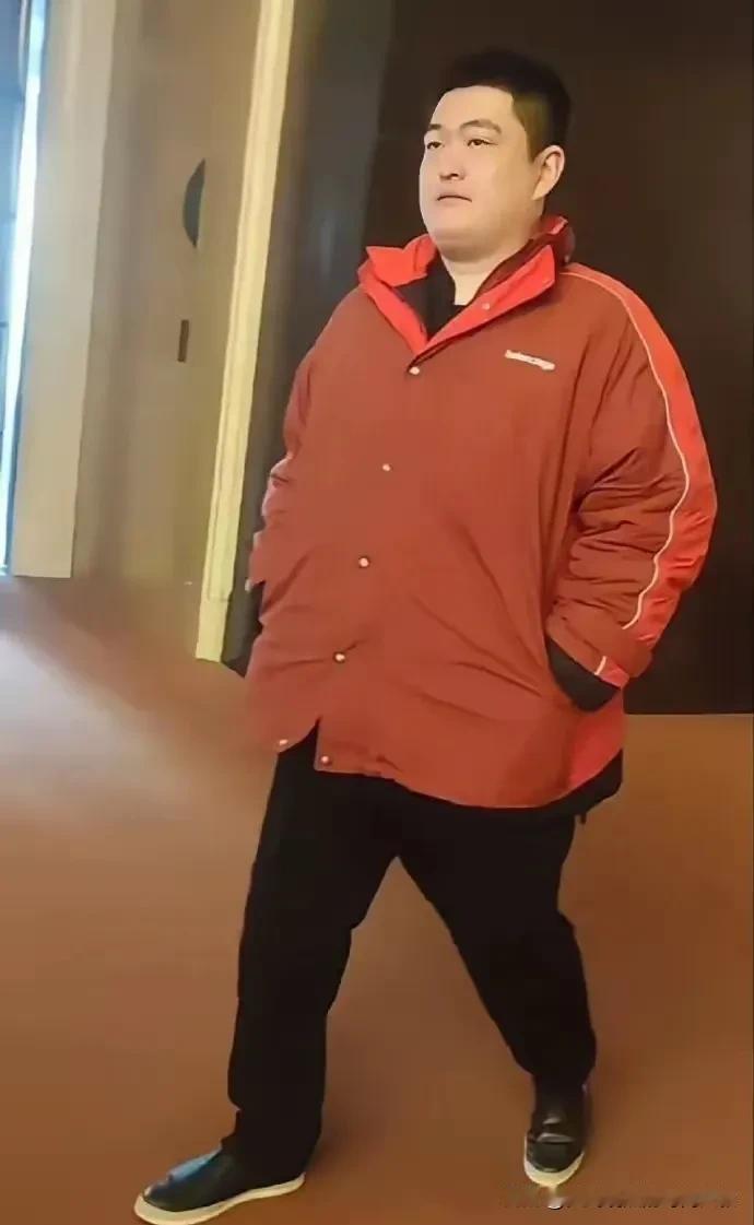 人靠衣服，马靠鞍！可是这少爷把这奢侈品穿的，那叫一个接地气！奢侈品穿出了地摊货的