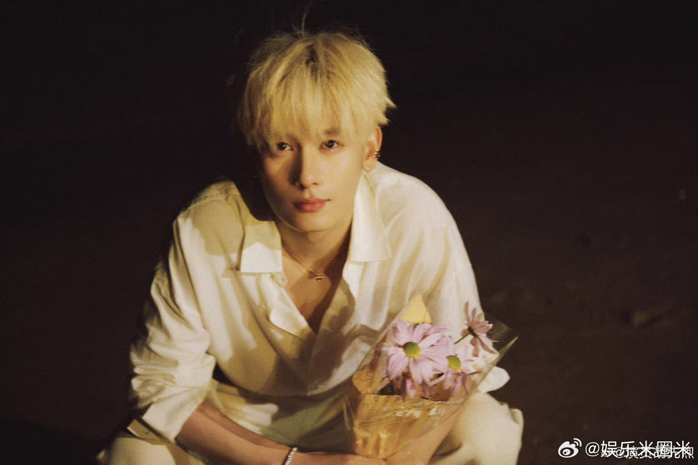 胡先煦金发帅得我有心事了彻底被金发海边造型拿捏心动，明月高悬氛围感拉满，捧花神图