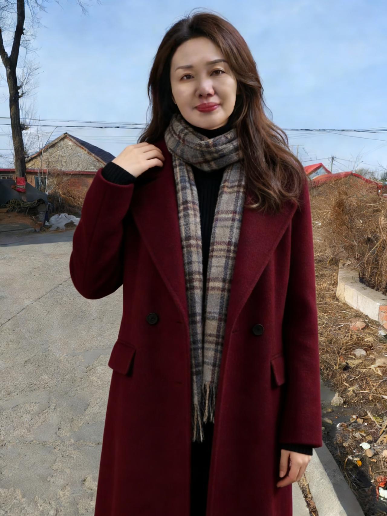 酒红大衣裁晓日，格纹围巾绾霜风。
卷发轻扬凝暖玉，笑唇微绽映寒空。
村路尘生凝瘦