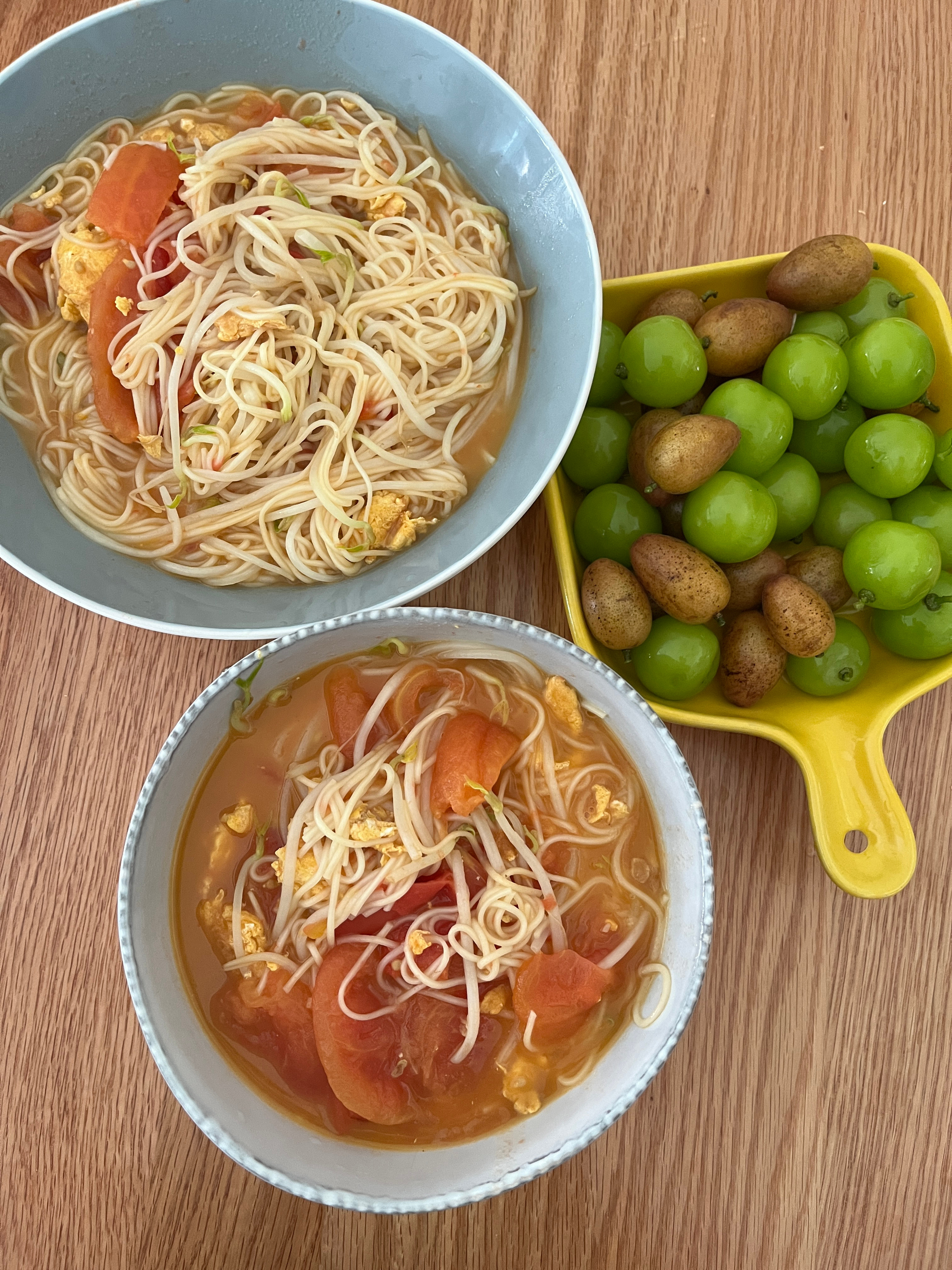 图一，昨天中午给娃做的鲜虾面，在面汤里面加了冬菜，味道吃起来跟海鲜粥差不多。找到