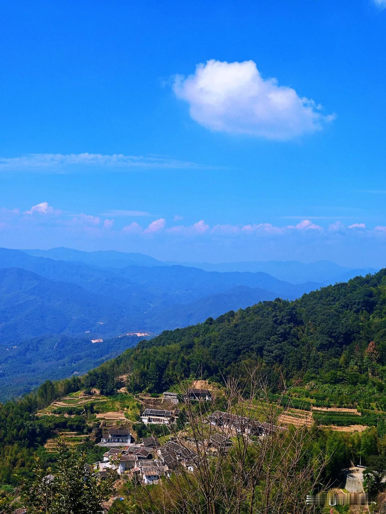 江山万里风
孤云独自闲
——漳州市南靖县西天寺远眺
一路山色，随手拍一张风景照 