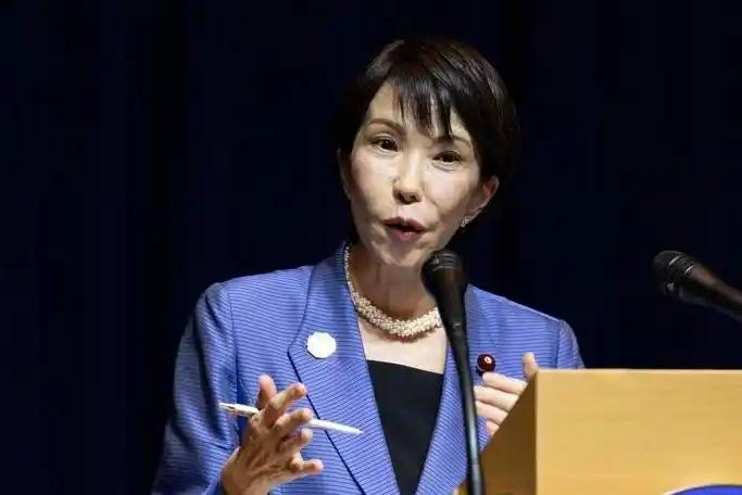 发现没有？绿蛙还是知道死活的，大陆把日本怼成这样，赖分头愣是一声不吭，眼瞅着他那