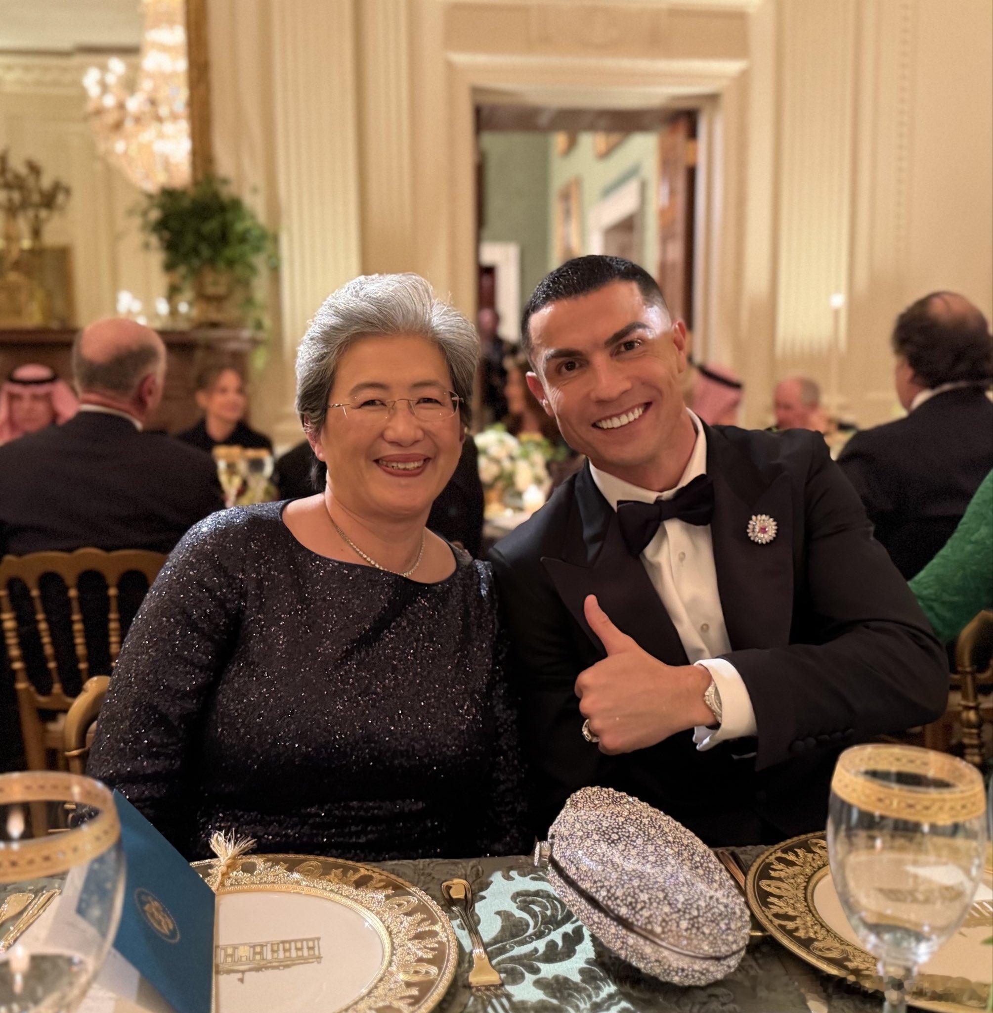 【次元壁破了】AMD CEO苏姿丰（Lisa Su）在社媒发布了和C罗和合影