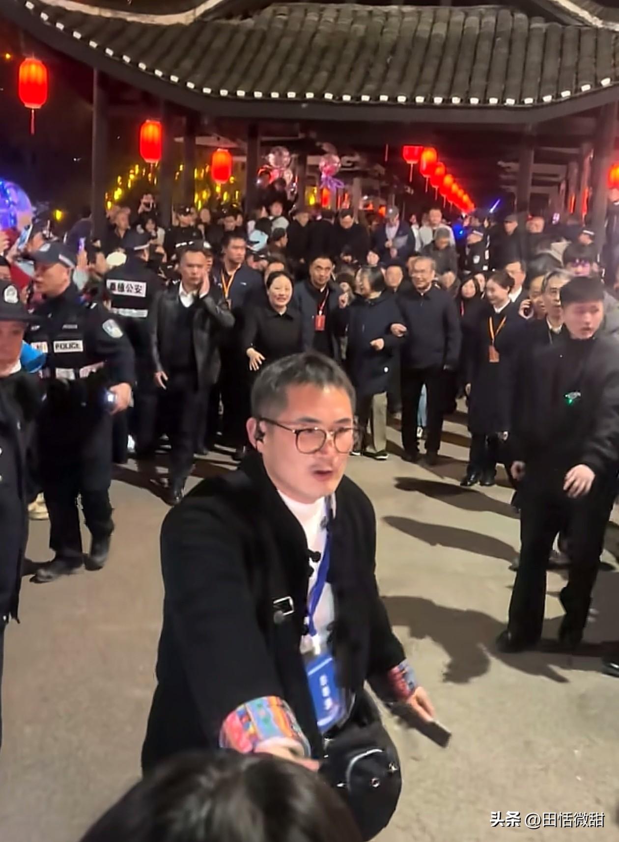 晓明姑姑现身张家界，场面盛大。

网友:“不是这么多领导扶着，如果一个人来都不知