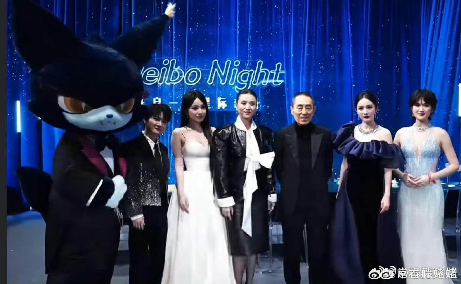 张艺谋和惊蛰无声剧组一起亮相，无男演员版 