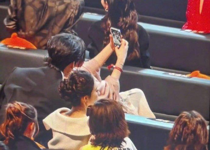 陈妍希周柯宇请把自拍发出来 陈妍希和周柯宇自拍，请多多自拍！ 陈妍希和周柯宇自拍