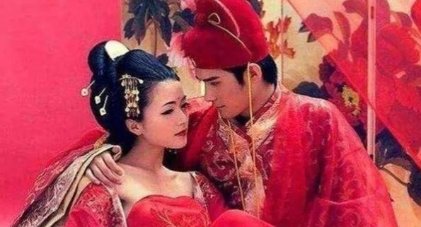 古代女子成婚之前，对男女之事完全不懂，所以出嫁前天晚上，母亲会悄悄塞给她一个东西